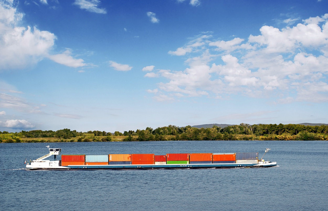 Péniche transportant des conteneurs